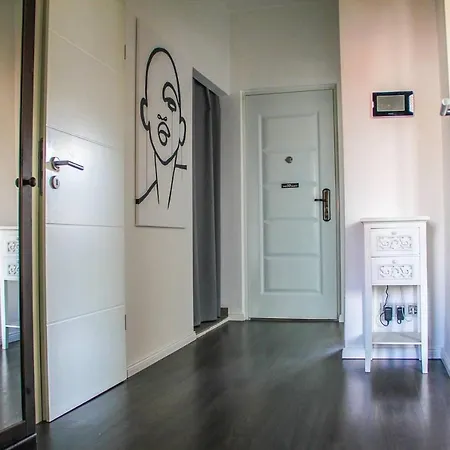 Apartment Exklusive 2 Mit Balkon In Lage! *