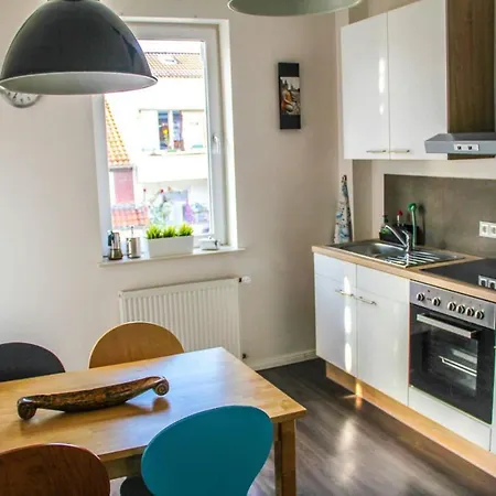 Exklusive 2 Mit Balkon In Lage! Apartment *